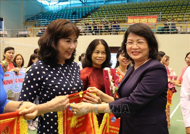  Phó Chủ tịch nước Đặng Thị Ngọc Thịnh tặng hoa và cờ lưu niệm cho các đoàn vận động viên tham dự liên hoan Thể dục thể thao Phụ nữ toàn quốc năm 2019. Ảnh: Diệp Trương - TTXVN