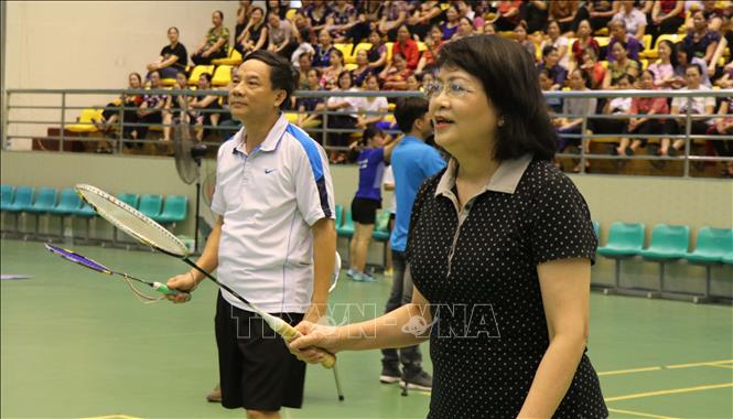 Phó Chủ tịch nước Đặng Thị Ngọc Thịnh tham gia thi đấu giao hữu. Ảnh: Diệp Trương - TTXVN