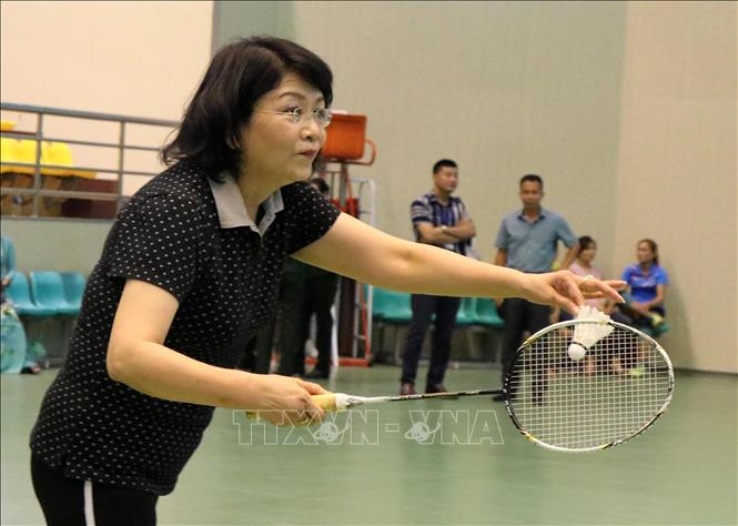 Phó Chủ tịch nước Đặng Thị Ngọc Thịnh tham gia thi đấu giao hữu môn cầu lông. Ảnh: Diệp Trương-TTXVN