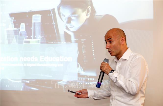 Trong ảnh: Ông Zeki Aydan, Giám đốc toàn cầu hãng Siemens trình diễn giải pháp Công nghệ 4.0 của Siemens trong giáo dục nghề nghiệp tại Hội thảo. Ảnh: Anh Tuấn – TTXVN