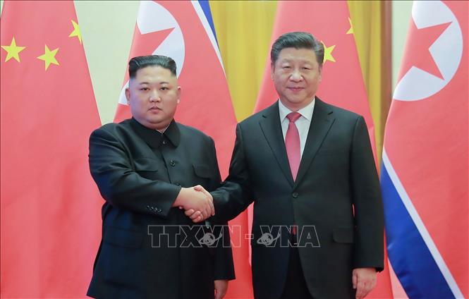 Trong ảnh (tư liệu): Chủ tịch Trung Quốc Tập Cận Bình (phải) và nhà lãnh đạo Triều Tiên Kim Jong-un trong cuộc gặp tại Bắc Kinh ngày 8/1/2019. Ảnh: AFP/ TTXVN
