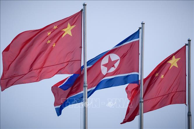 Trong ảnh: Quốc kỳ Triều Tiên (giữa) và Trung Quốc tại quảng trường Kim Nhật Thành ở Bình Nhưỡng ngày 19/6/2019. Ảnh: AFP/ TTXVN