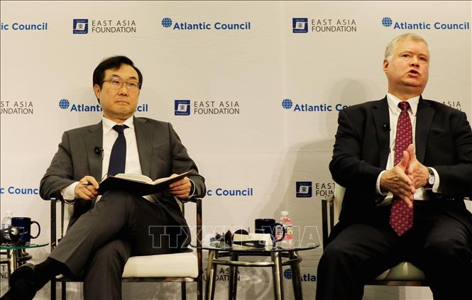 Trong ảnh: Đại diện đặc biệt của Mỹ về các vấn đề Triều Tiên Stephen Biegun (phải) và đặc phái viên Hàn Quốc về vấn đề hòa bình và an ninh trên Bán đảo Triều Tiên Lee Do-hoon tại Washington, Mỹ, ngày 19/6/2019. Ảnh: Yonhap/ TTXVN