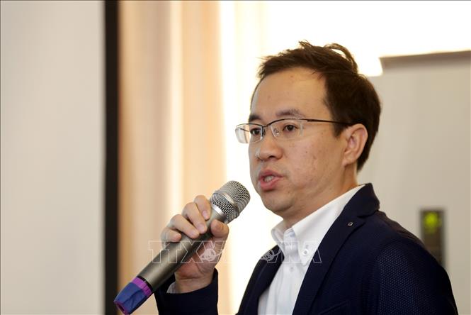 Trong ảnh: Ông Alvin Tan, Giám đốc Chương trình đào tạo toàn cầu hãng Siemens trình diễn giải pháp Công nghệ 4.0 của Siemens trong giáo dục nghề nghiệp tại Hội thảo. Ảnh: Anh Tuấn – TTXVN