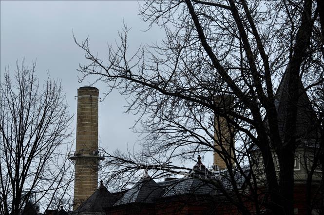 Trong ảnh: Ống khói của một nhà máy sử dụng năng lượng than đá tại Washington, DC, Mỹ, ngày 21/3/2019. Ảnh: AFP/ TTXVN