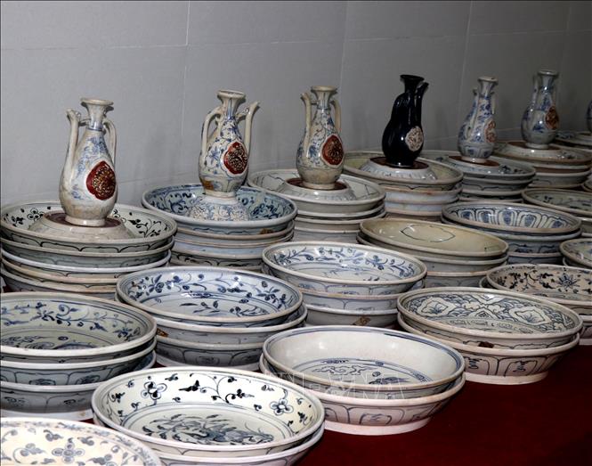 Photo: Ancient pottery articles on display. VNA Photo: Sỹ Thắng 