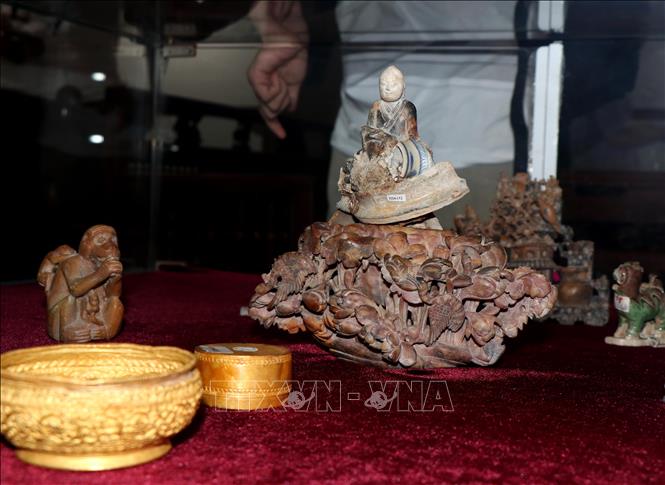 Photo: Ancient pottery articles on display. VNA Photo: Sỹ Thắng 