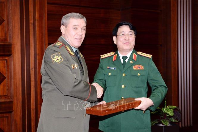 Đại tướng Valery tặng quà cho Đại tướng Lương Cường. Ảnh Dương Trí/TTXVN