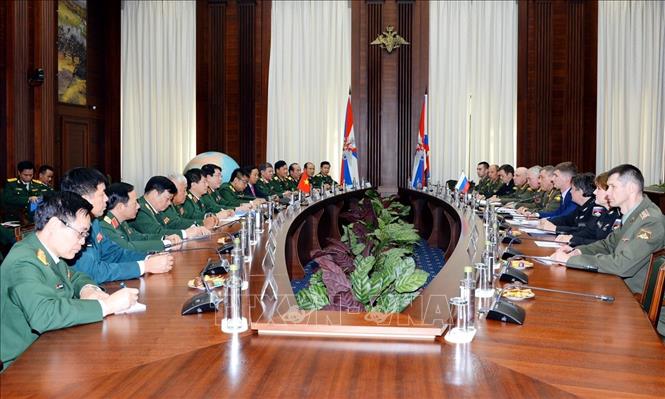 Đại tướng Lương Cường, Bí thư Trung ương Đảng, Ủy viên Thường vụ Quân ủy Trung ương, Chủ nhiệm Tổng cục Chính trị Quân đội nhân dân Việt Nam  hội đàm với Thượng tướng Andrey Kartapolov. Ảnh Dương Trí/TTXVN