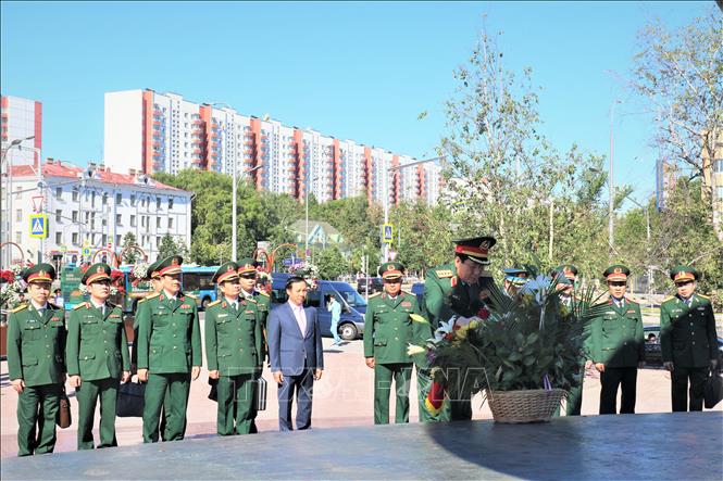 Đại tướng Lương Cường cùng Đoàn đại biểu chính trị cấp cao Quân đội nhân dân Việt Nam tới đặt vòng hoa tại Tượng đài Chủ tịch Hồ Chí Minh ở Thủ đô Moskva. Ảnh Dương Trí/TTXVN