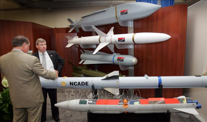 Trong ảnh (tư liệu): Mô hình tên lửa của công ty Raytheon được trưng bày tại Washington, DC, Mỹ, ngày 25/9/2007. Ảnh: AFP/ TTXVN