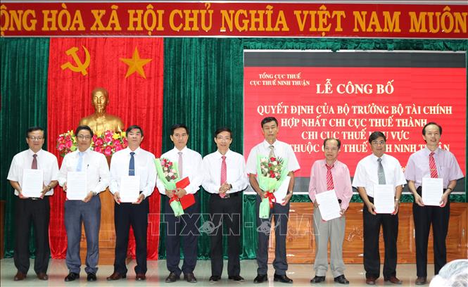 Trong ảnh: Lãnh đạo Cục thuế Ninh Thuận trao các quyết định bổ nhiệm Chi cục trưởng, Phó chi cục trưởng Chi cục thuế khu vực. Ảnh: Nguyễn Thành – TTXVN

