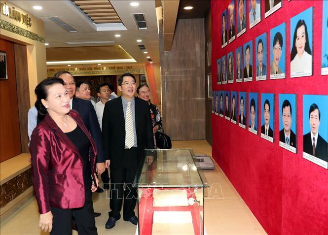 Trong ảnh: Chủ tịch Quốc hội Nguyễn Thị Kim Ngân thăm phòng truyền thống của Tổng cục Thuế. Ảnh: Trọng Đức - TTXVN