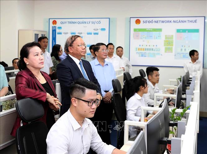 Trong ảnh: Chủ tịch Quốc hội Nguyễn Thị Kim Ngân thăm Trung tâm Giám sát hệ thống công nghệ thông tin của Tổng cục Thuế. Ảnh: Trọng Đức - TTXVN