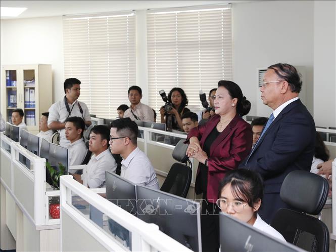 Trong ảnh: Chủ tịch Quốc hội Nguyễn Thị Kim Ngân thăm Trung tâm giám sát hệ thống công nghệ thông tin của Tổng cục thuế. Ảnh: Trọng Đức - TTXVN
