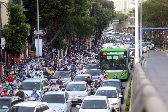 Trong ảnh: Vụ TNGT đúng vào giờ tan tầm khiến giao thông quanh khu vực ùn tắc nghiêm trọng. Ảnh: Huy Hùng - TTXVN