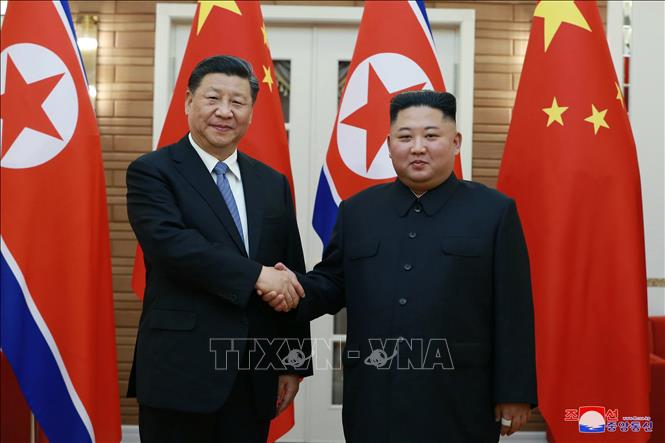Trong ảnh: Nhà lãnh đạo Triều Tiên Kim Jong-un (phải) trong cuộc gặp Chủ tịch Trung Quốc Tập Cận Bình (trái) đang có chuyến thăm Bình Nhưỡng ngày 20/6/2019. Ảnh: YONHAP/TTXVN