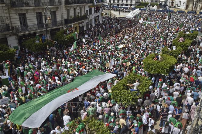 Trong ảnh: Hàng chục nghìn người Algeria tập trung biểu tình ở thủ đô Algiers ngày 7/6/2019. Ảnh: AFP/TTXVN