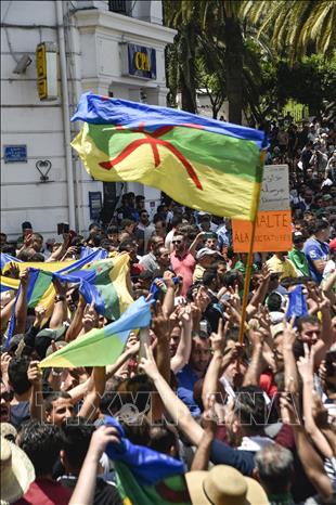 Trong ảnh: Người biểu tình Algeria giương cờ Berber, phản đối sự phân biệt vùng miền trong cuộc biểu tình ở thủ đô Algiers ngày 7/6/2019. Ảnh: AFP/TTXVN