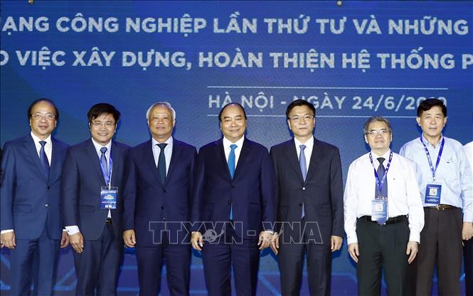 Trong ảnh: Thủ tướng Nguyễn Xuân Phúc với các đại biểu dự hội thảo. Ảnh: Thống Nhất- TTXVN
