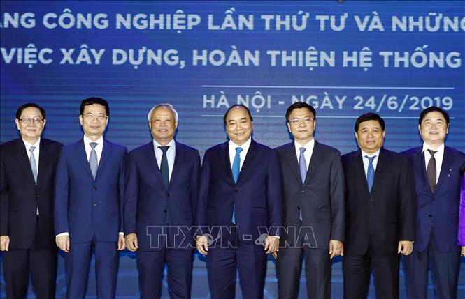 Trong ảnh: Thủ tướng Nguyễn Xuân Phúc với các đại biểu dự hội thảo. Ảnh: Thống Nhất- TTXVN
