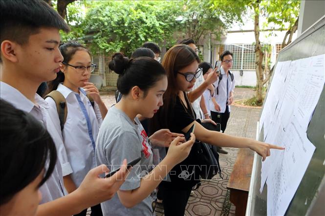 Trong ảnh: Thí sinh xem số báo danh và phòng thi tại Hội đồng thi trường THPT Mỹ Hào (huyện Mỹ Hào, Hưng Yên). Ảnh: Phạm Kiên - TTXVN