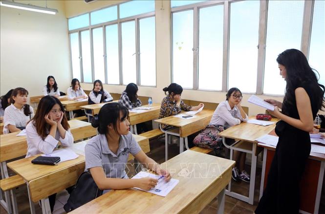 Trong ảnh: Các thí sinh nghe phổ biến quy chế thi tại Hội đồng thi trường THPT Mỹ Hào (huyện Mỹ Hào, Hưng Yên). Ảnh: Phạm Kiên - TTXVN