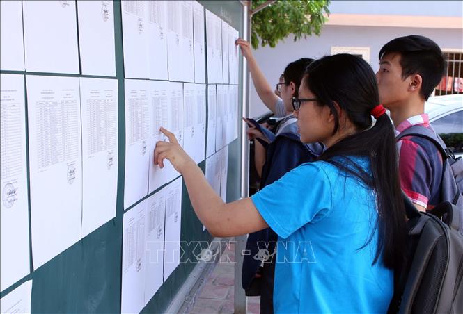 Trong ảnh: Thí sinh xem số báo danh và phòng thi tại Hội đồng thi trường THPT Mỹ Hào (huyện Mỹ Hào, Hưng Yên). Ảnh: Phạm Kiên - TTXVN