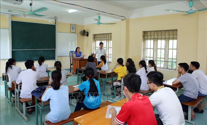 Trong ảnh: Các thí sinh nghe phổ biến quy chế thi tại Hội đồng thi trường THPT Mỹ Hào (huyện Mỹ Hào, Hưng Yên). Ảnh: Phạm Kiên - TTXVN