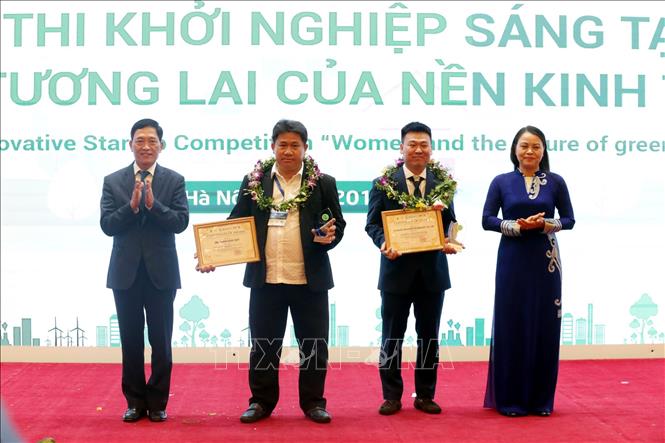Trong ảnh: Chủ tịch Hội Liên hiệp Phụ nữ Việt Nam Nguyễn Thị Thu Hà và Thứ trưởng Bộ Khoa học và Công nghệ Trần Văn Tùng trao giải Nhất cho các đơn vị. Ảnh: Anh Tuấn – TTXVN