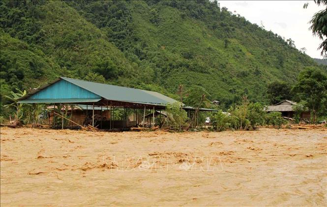 Trong ảnh: Các ngôi nhà của bản Nà Hừ, xã Bum Nưa, huyện Mường Tè (Lai Châu) chìm trong lũ. Ảnh: Việt Hoàng - TTXVN