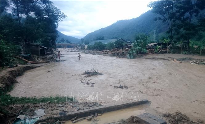 Trong ảnh: Nước lũ dâng cao có nguy cơ gây sạt lở tại nhiều điểm tại huyện Mường Tè. Ảnh: Việt Hoàng - TTXVN