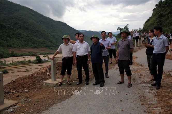 Trong ảnh: Phó Chủ tịch UBND tỉnh Lai Châu Tống Thanh Hải (người mặc áo đen) chỉ đạo khắc phục mưa lũ tại huyện Mường Tè. Ảnh: Việt Hoàng - TTXVN