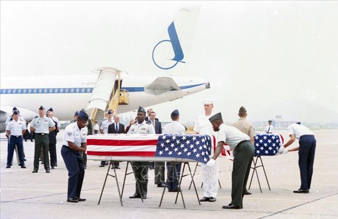 Trong ảnh: Lễ tiếp nhận 4 hài cốt lính Mỹ tại sân bay Quốc tế Nội Bài (Hà Nội) ngày 5/8/1995 có sự chứng kiến của Bộ trưởng Ngoại giao Hoa Kỳ Warren Christopher. Ảnh: Cao Phong - TTXVN