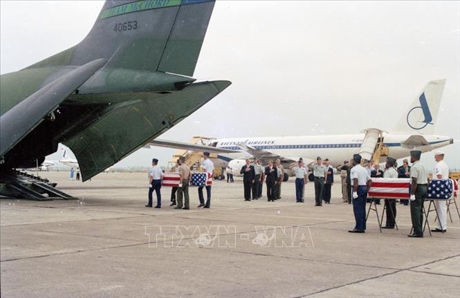 Trong ảnh: Lễ tiếp nhận 4 hài cốt lính Mỹ tại sân bay Quốc tế Nội Bài (Hà Nội) ngày 5/8/1995 có sự chứng kiến của Bộ trưởng Ngoại giao Hoa Kỳ Warren Christopher. Ảnh: Cao Phong - TTXVN