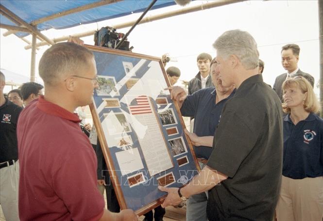 Trong chuyến thăm chính thức tới Việt Nam tháng 11/2000, Tổng thống Hoa Kỳ Bill Clinton đến thăm hiện trường khai quật máy bay Mỹ F105D bị bắn rơi năm 1967 ở thôn Đại Lợi, xã Tiền Châu, huyện Mê Linh, tỉnh Vĩnh Phúc. Trong ảnh: Tổng thống Bill Clinton xem các chứng tích về viên đại úy phi công Mỹ Lawrence Evert và xác máy bay F105D đang được khai quật. Ảnh: Trọng Nghiệp - TTXVN
