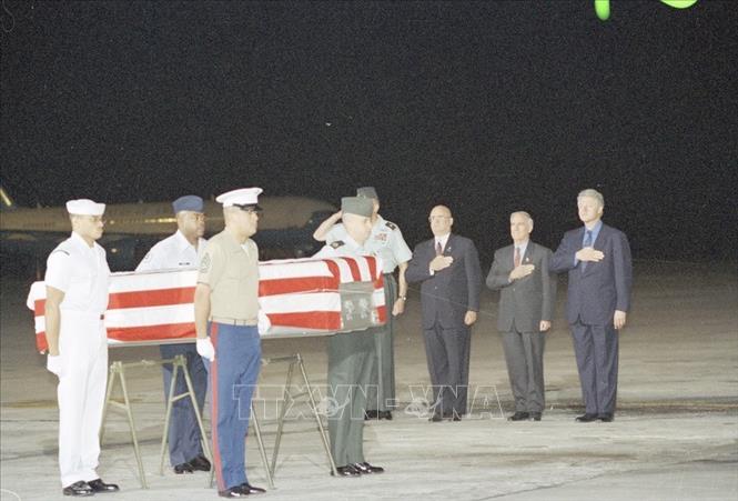 Trong ảnh: Trong chuyến thăm chính thức tới Việt Nam, tối 18/11/2000, tại sân bay quốc tế Nội Bài (Hà Nội), Tổng thống Hoa Kỳ Bill Clinton dự lễ tiếp nhận hài cốt 3 quân nhân Mỹ do Ủy ban Tìm kiếm người mất tích của Việt Nam trao trả cho Hoa Kỳ. Ảnh: Minh Điền - TTXVN