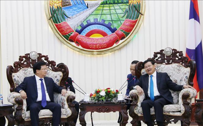 Trong ảnh: Thủ tướng Chính phủ Lào Thongloun Sisoulith (phải) tiếp Phó Thủ tướng Trịnh Đình Dũng. Ảnh: Xuân Tú – PV TTXVN tại Lào