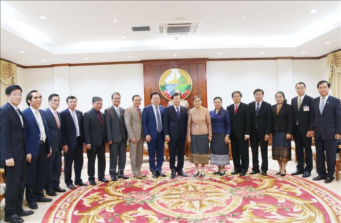Trong ảnh: Chủ tịch Quốc hội Pany Yathotou chụp ảnh cùng Đoàn đại biểu cấp cao Chính phủ Việt Nam. Ảnh: Xuân Tú – PV TTXVN tại Lào