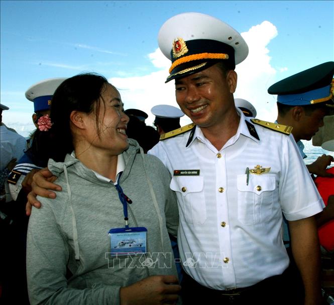 Trong ảnh: Niềm vui đoàn tụ ở Trường Sa. Ảnh: TTXVN 