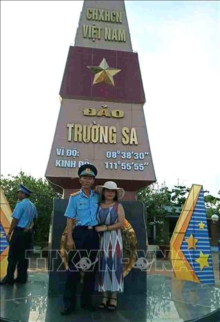 Trong ảnh: Chị Phạm Thị Hồng Nga và chồng trên đảo Trường Sa. Ảnh: TTXVN  