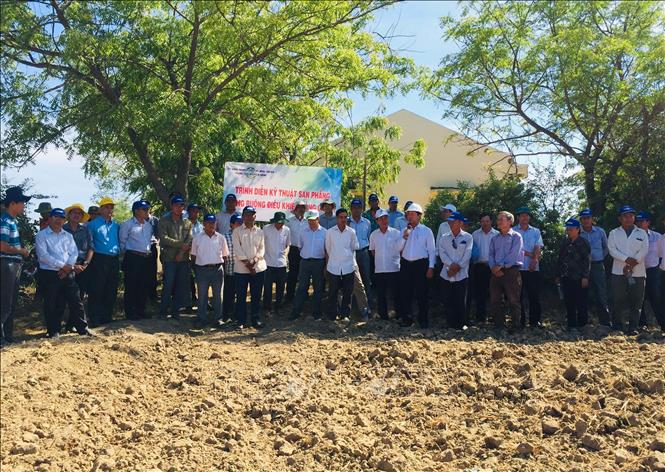 Trong ảnh: Lãnh đạo tỉnh Ninh Thuận và các Sở, ngành liên quan giới thiệu, khuyến khích các Hợp tác xã thực hiện mô hình san phẳng mặt ruộng bằng thiết bị tia laser. Ảnh: Công Thử - TTXVN