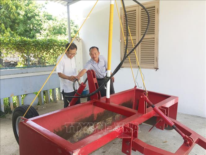 Trong ảnh: Trung tâm Khuyến nông tỉnh Ninh Thuận kiểm tra thiết bị tia laser gắn trên gàu san để cấp cho Hợp tác xã thực hiện san phẳng mặt ruộng. Ảnh: Công Thử - TTXVN