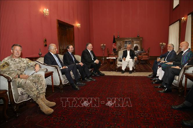 Trong ảnh: Tổng thống Afghanistan  Ashraf Ghani (thứ 3, phải) và Ngoại trưởng Mỹ Mike Pompeo (thứ 4, trái) trong cuộc gặp tại Kabul, Afghanistan, ngày 25/6/2019. Ảnh: AFP/ TTXVN