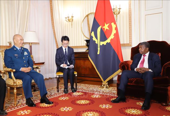 Trong ảnh: Tổng thống  Angola  Joao Lourenco (phải) và Phó Chủ tịch Quân ủy Trung ương của Trung Quốc, Thượng tướng Hứa Kỳ Lượng (trái) tại cuộc gặp ở Luanda ngày 25/6. Ảnh: THX/TTXVN