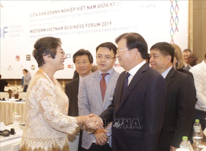 Trong ảnh: Phó Thủ tướng Trịnh Đình Dũng với các đại biểu tham dự diễn đàn. Ảnh: Trần Việt - TTXVN 