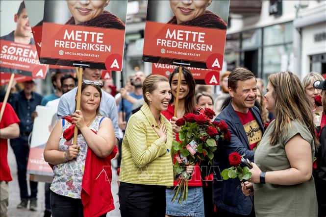 Trong ảnh (tư liệu): Bà Mette Frederiksen (giữa) gặp gỡ người dân tại Aalborg, Đan Mạch, ngày 5/6/2019. Ảnh: AFP/ TTXVN