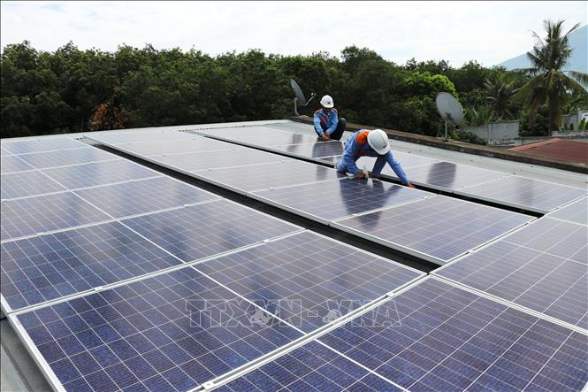 Trong ảnh: Sau một năm sử dụng có hiệu quả, anh Lưu Xuân Minh tại ấp Tân Hòa (xã Tân Bình, TP.Tây Ninh, tỉnh Tây Ninh) quyết định nâng cấp hệ thống năng lượng mặt trời trên mái nhà từ 3,3 KWp lên 6,6 KWp để bán điện dư cho ngành điện. Ảnh: Lê Đức Hoảnh - TTXVN