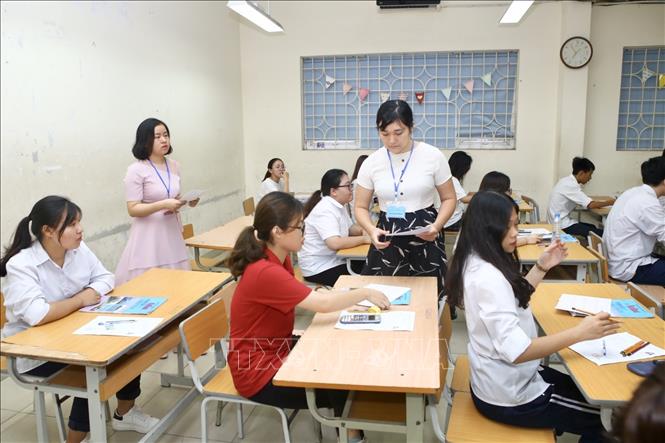 Trong ảnh: Giám thị phát Phiếu trả lời trắc nghiệm bài thi môn Lịch sử tại Hội đồng thi trường THPT Nguyễn Gia Thiều ( Hà Nội). Ảnh: Minh Quyết - TTXVN