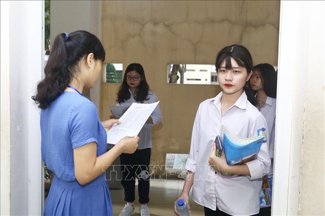 Trong ảnh: Gọi thí sinh vào phòng thi tại Hội đồng thi trường THPT Nguyễn Gia Thiều (Hà Nội). Ảnh: Minh Quyết - TTXVN